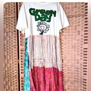 PATCHED GAL ORIGINAL NWOT SZ: Small-Extra Large Green Day Maxi Tee